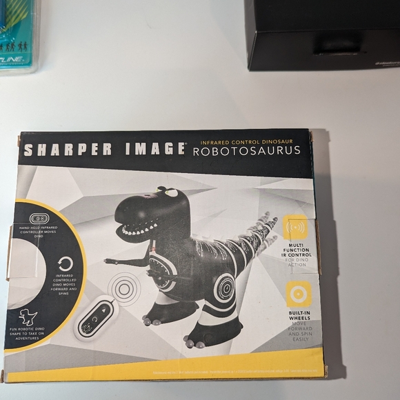 robotosaurus! sharper image infared control black dinosaur, it can move forward - Picture 4 of 5